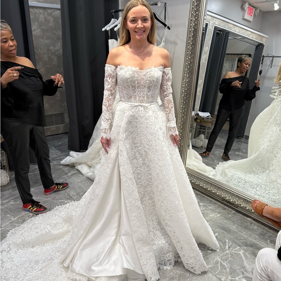 Elegant Lace Wedding Dress - Picture 2 of 2